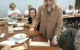 Galeria aktualności Mieszkańcy Powiatu Jasielskiego poznali tajniki tworzenia biżuterii z koralik&oacute;w 21