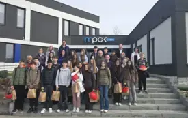 Uczestnicy projektu przed budynkiem MPGK Jasło