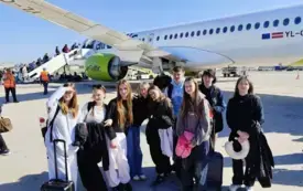 Grupa uczni&oacute;w i nauczycieli polskich przed samolotem przed wylotem do Włoch