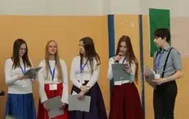 Polscy uczniowie w trakcie prezentacji