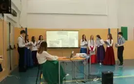 Polscy uczniowie w trakcie prezentacji przed wyświetlaczem