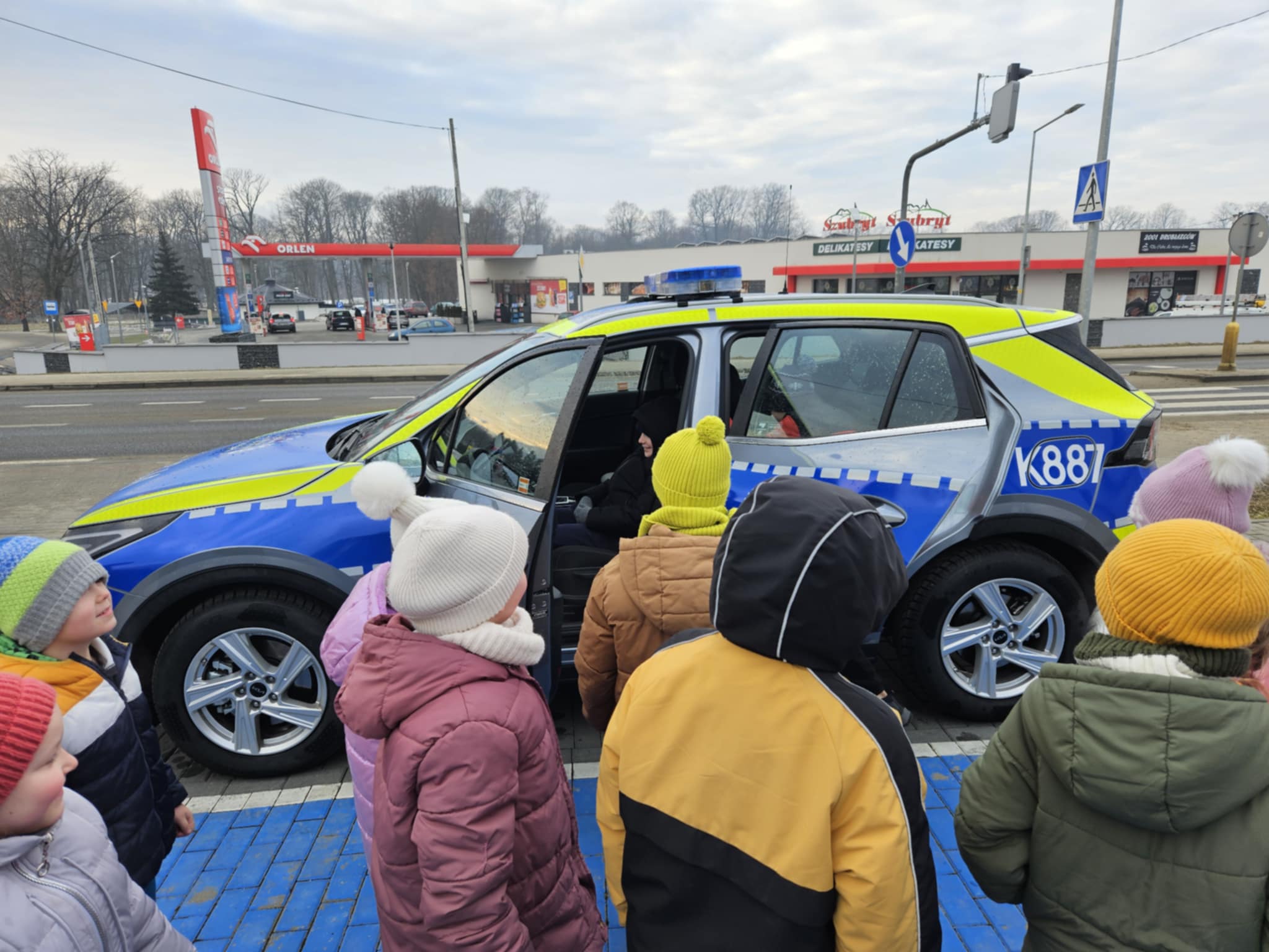 Na zdjęciu widać nowy radiow&oacute;z oglądany przez grupkę dzieci szkolnych