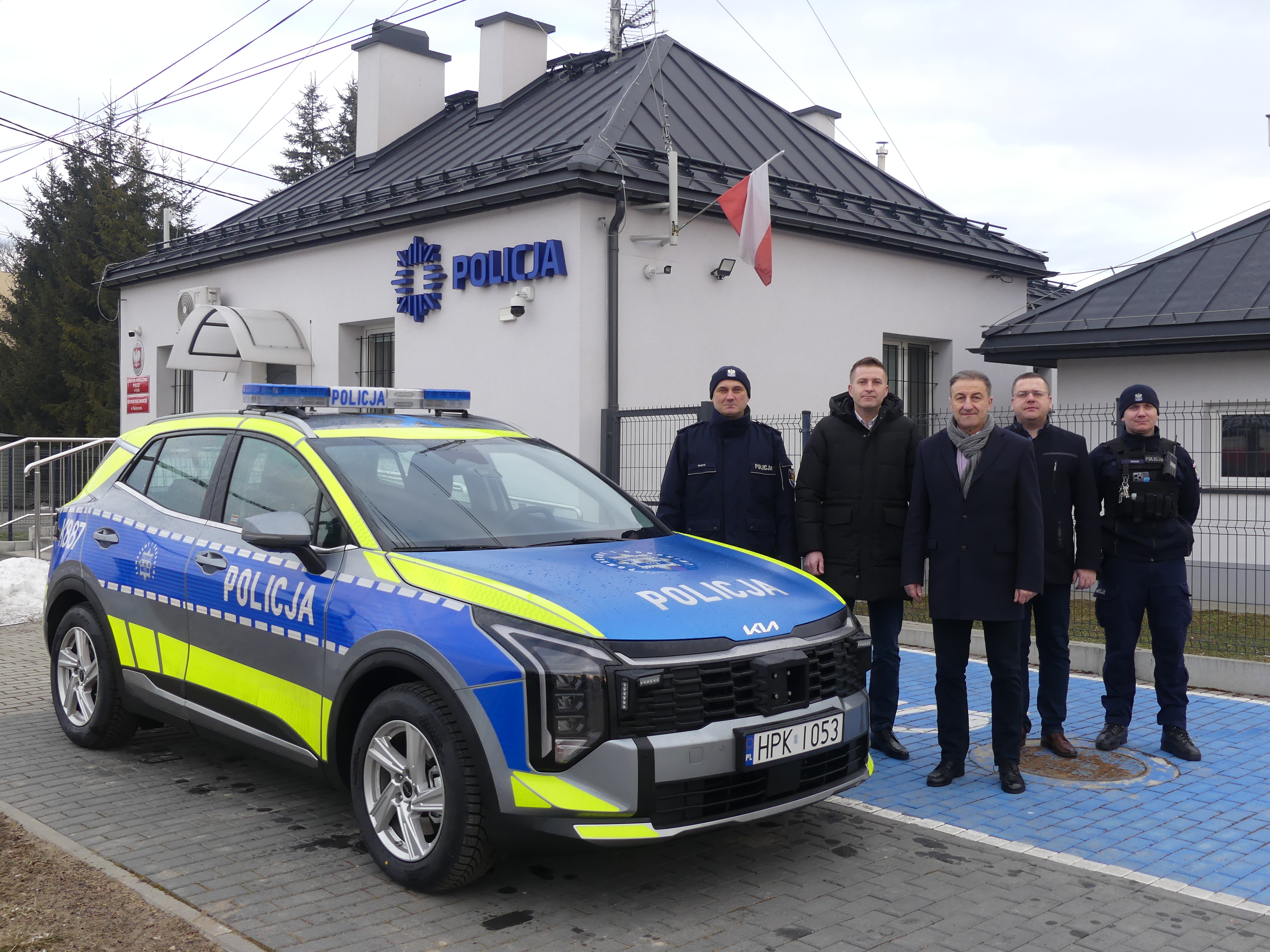 Na zdjęciu widać nowy radiow&oacute;z, policjant&oacute;w i&nbsp;W&oacute;jta pod posterunkiem policji w&nbsp;Skołyszynie