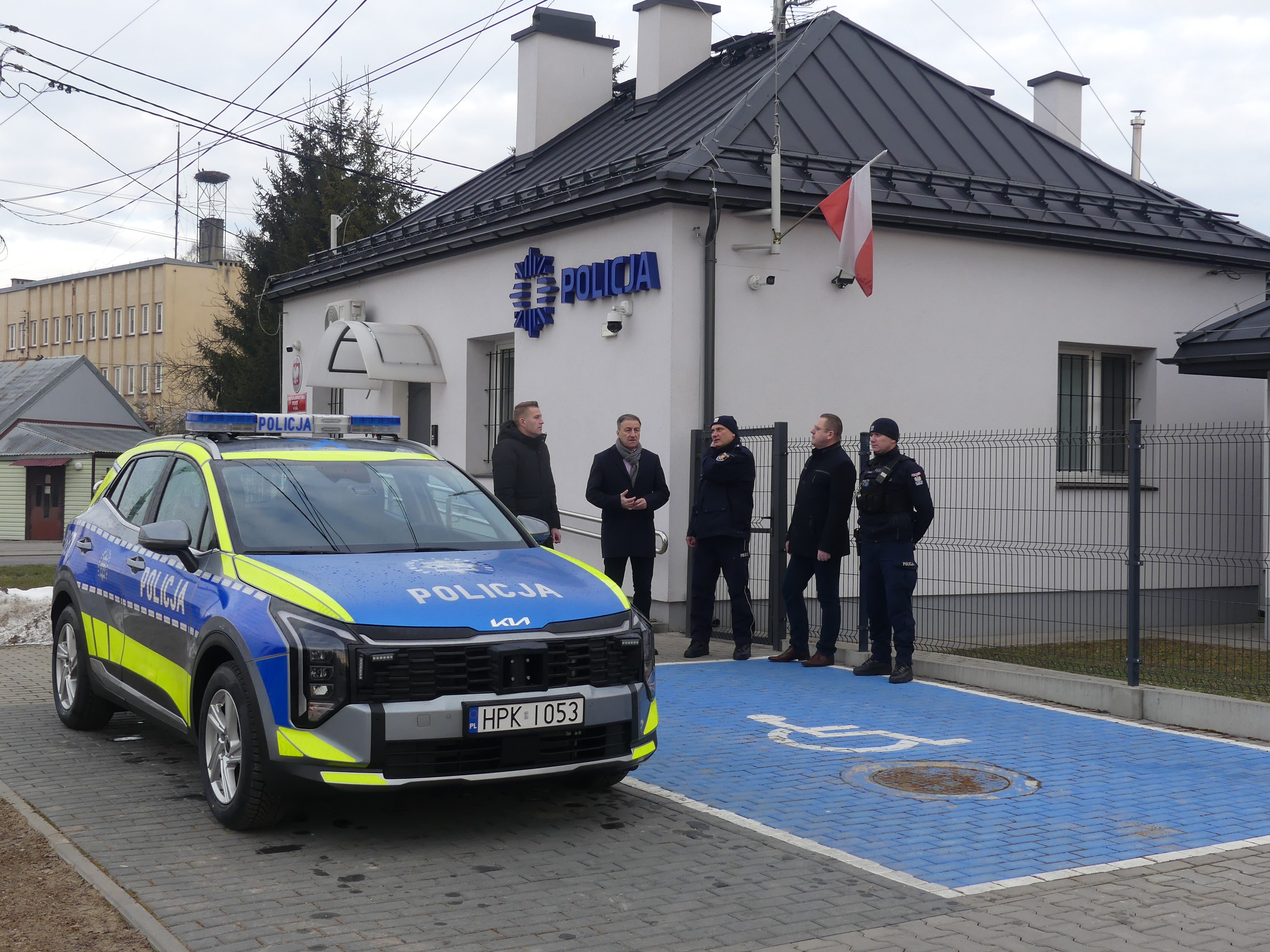Na zdjęciu widać nowy radiow&oacute;z, policjant&oacute;w i&nbsp;W&oacute;jta pod posterunkiem policji w&nbsp;Skołyszynie