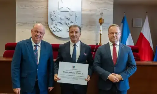 Na zdjęciu widac trzy osoby, w tym Wojta Gminy Skołyszyn 