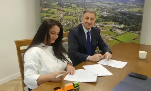 Na zdjęciu widać wójta i prezes firmy podpisujących umowę