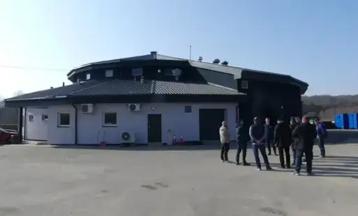 Na zdjęciu widać oczyszczalnię ścieków oraz delegacje osób 