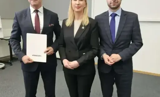 Trójka osób w delegacji