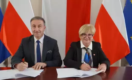 Burmistrz podpisuje umowę