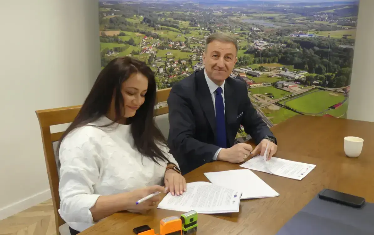 Na zdjęciu widać wójta i prezes firmy podpisujących umowę