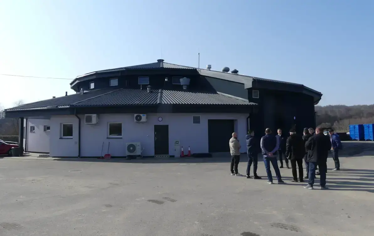 Na zdjęciu widać oczyszczalnię ścieków oraz delegacje osób 